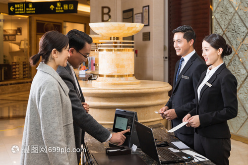 酒店管理中的中年夫妻入住流程優化與服務策略